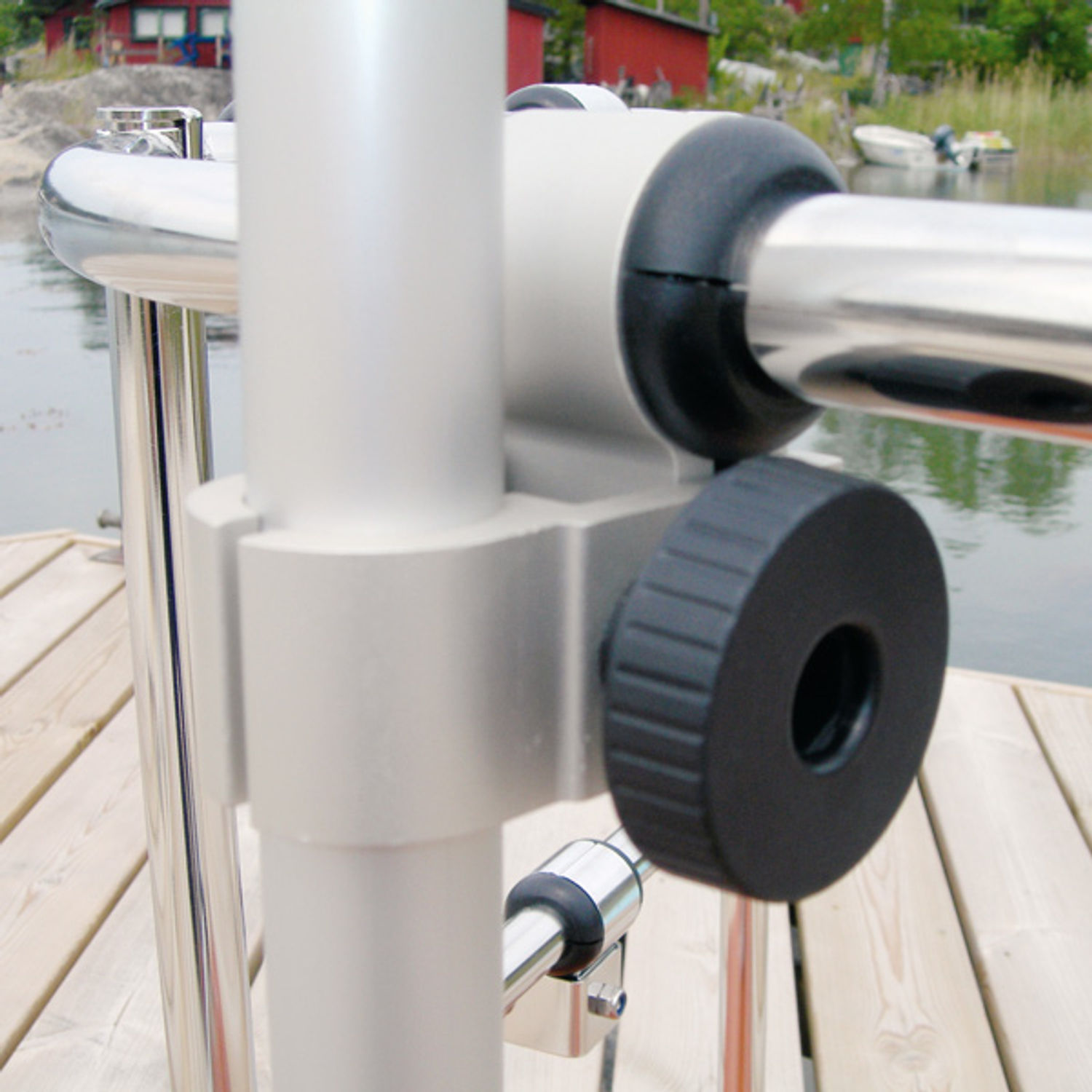 Justerbar beslag til solpanel med stang